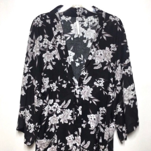 Spiritual Gangster Maya Black White Floral Kimono NWOT - Picture 8 of 12